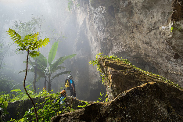 160824164935-hang-son-doong-13entering-the-jungle-super-169